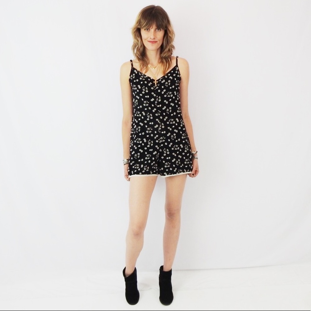 Ditzy Floral Romper NWOT Size Medium